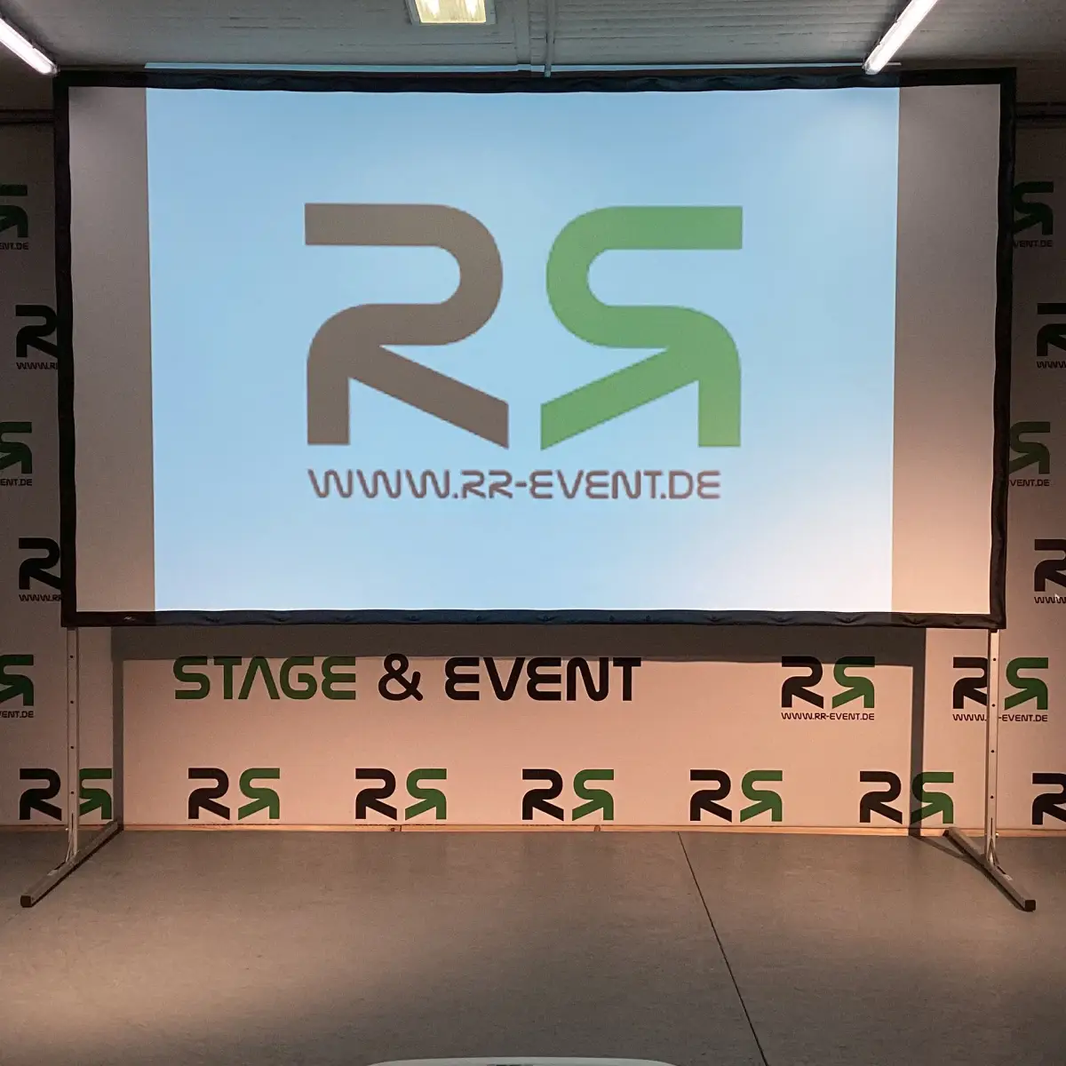 Projektionsleinwand in Bremen mieten – das Bild zeigt eine hochwertige Leinwand, die sich perfekt zum Mieten für eindrucksvolle Event-Präsentationen und professionelle Bühneninszenierungen eignet.