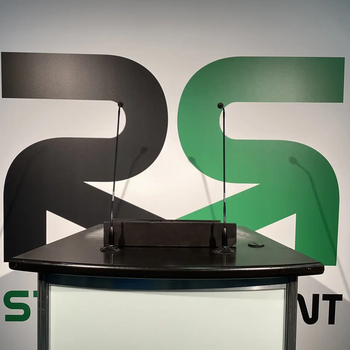 Podium mit zwei Mikrofonen in Oldenburg mieten – das ideale Verleihangebot für professionelle Reden bei Veranstaltungen aller Art.