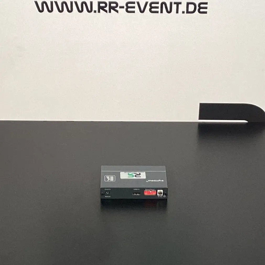 RF-Verteiler aus Bremen: Das kompakte schwarze Gerät mit Display und Anschlüssen ist ideal, um bei Ihrer Veranstaltung eine zuverlässige Signalverteilung zu gewährleisten – jetzt bequem bei Ihrem Veranstaltungstechnik-Verleih buchen.
