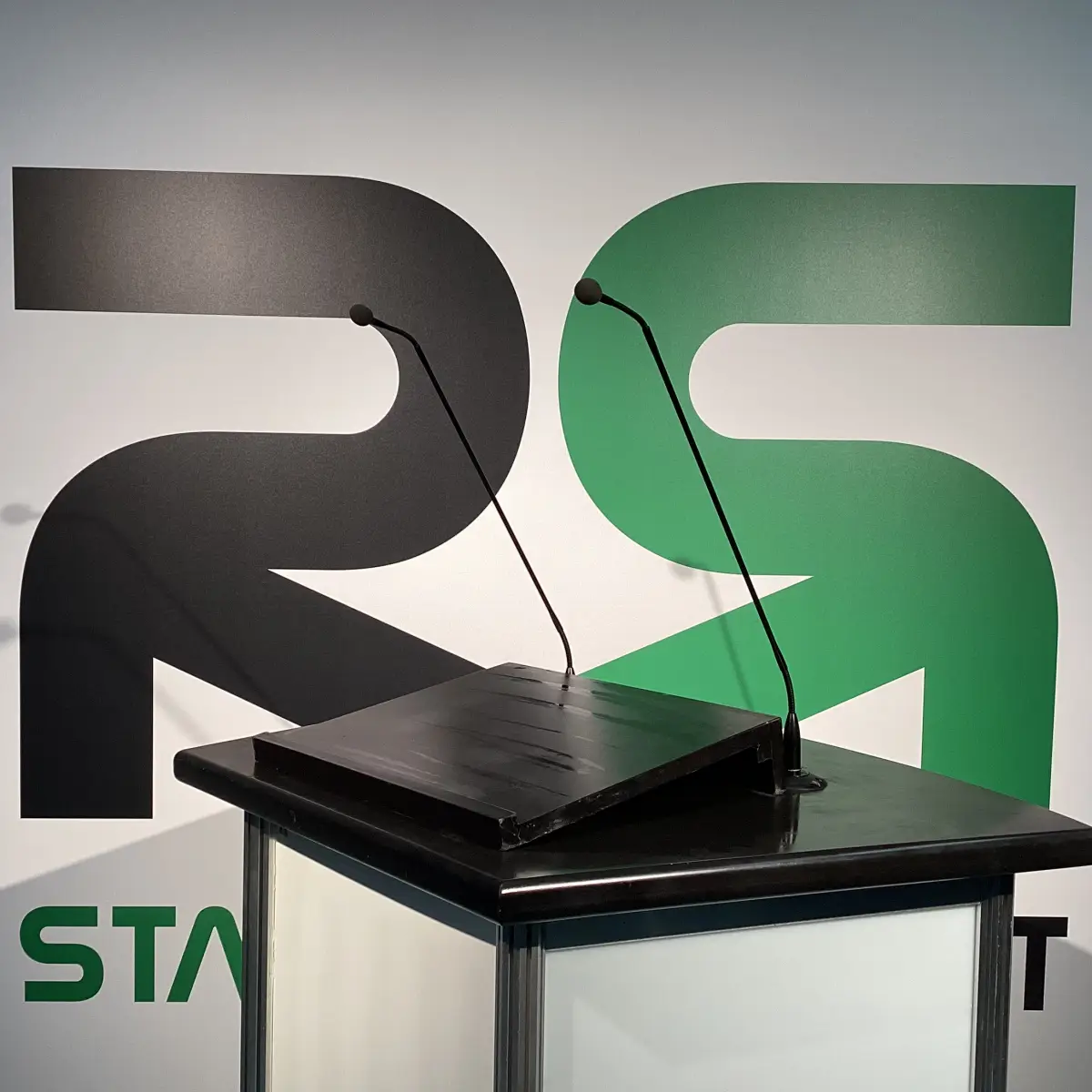 Schwanenhalsmikrofon in Bremen: Dieses hochwertige Modell inklusive Pult eignet sich im Verleih ideal für Konferenzen, Tagungen oder Präsentationen und sorgt für eine professionelle Sprachübertragung.