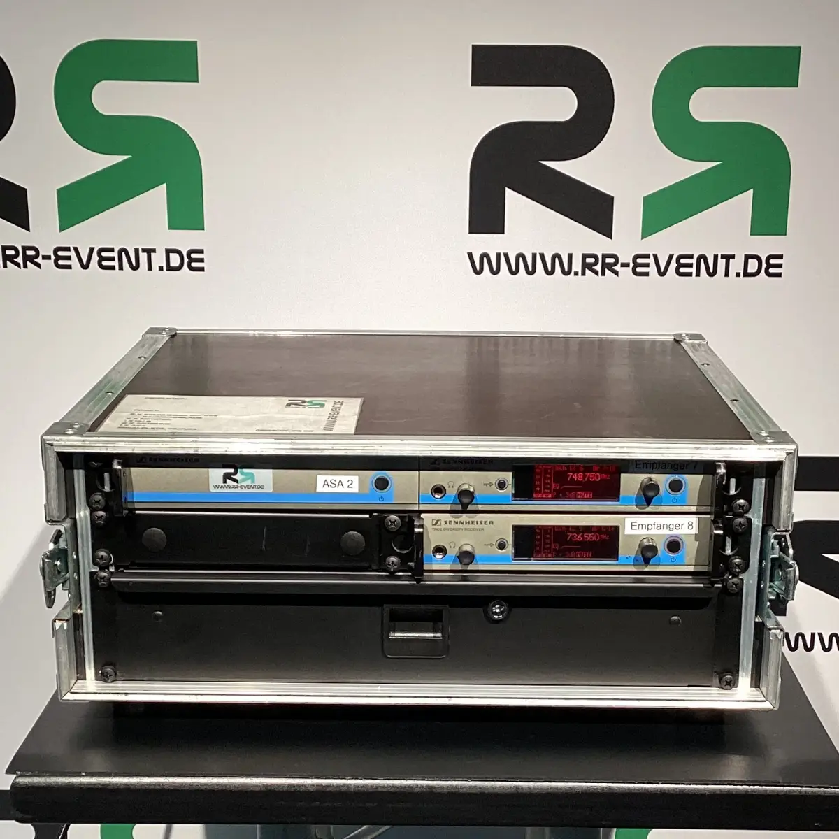 Das Bild zeigt Audioausrüstung von Sennheiser aus Hamburg, die ausgeliehen werden kann – ideal, um professionelle Veranstaltungen zuverlässig mit erstklassigem Sound zu bereichern.