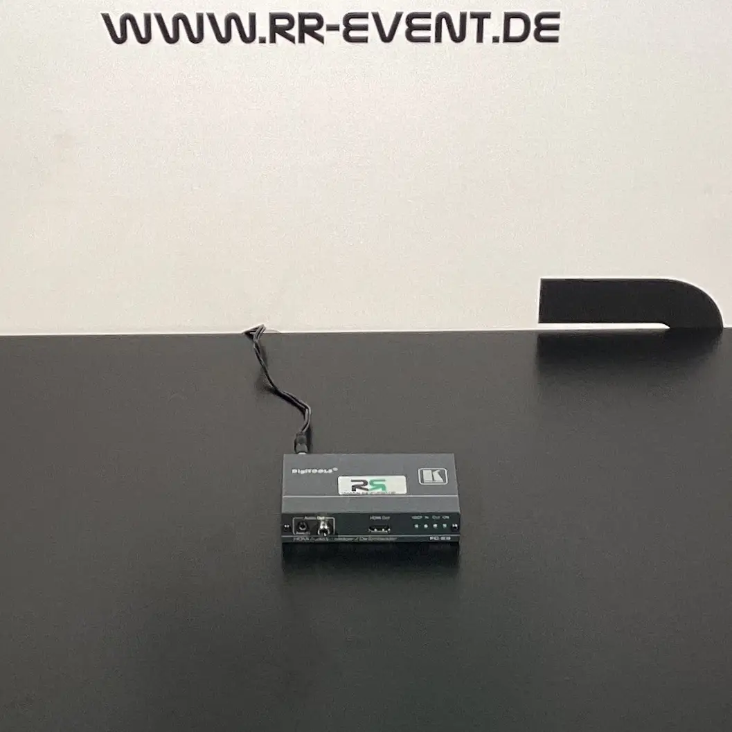 Ein Signaldivider aus Oldenburg steht auf einem schwarzen Tisch, bereit zur Buchung für professionelle Veranstaltungen – die moderne technische Lösung für eine optimale Signalverteilung vor Ort.