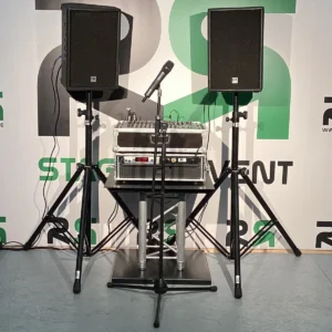 Beschallungsanlage in Bremen: Diese hochwertige Audioanlage mit zwei schwarzen Lautsprechern, einem Mikrofon und einem Mischpult können Sie für Ihre Veranstaltung buchen, um bei Ihrem Event einen professionellen Klang zu genießen.
