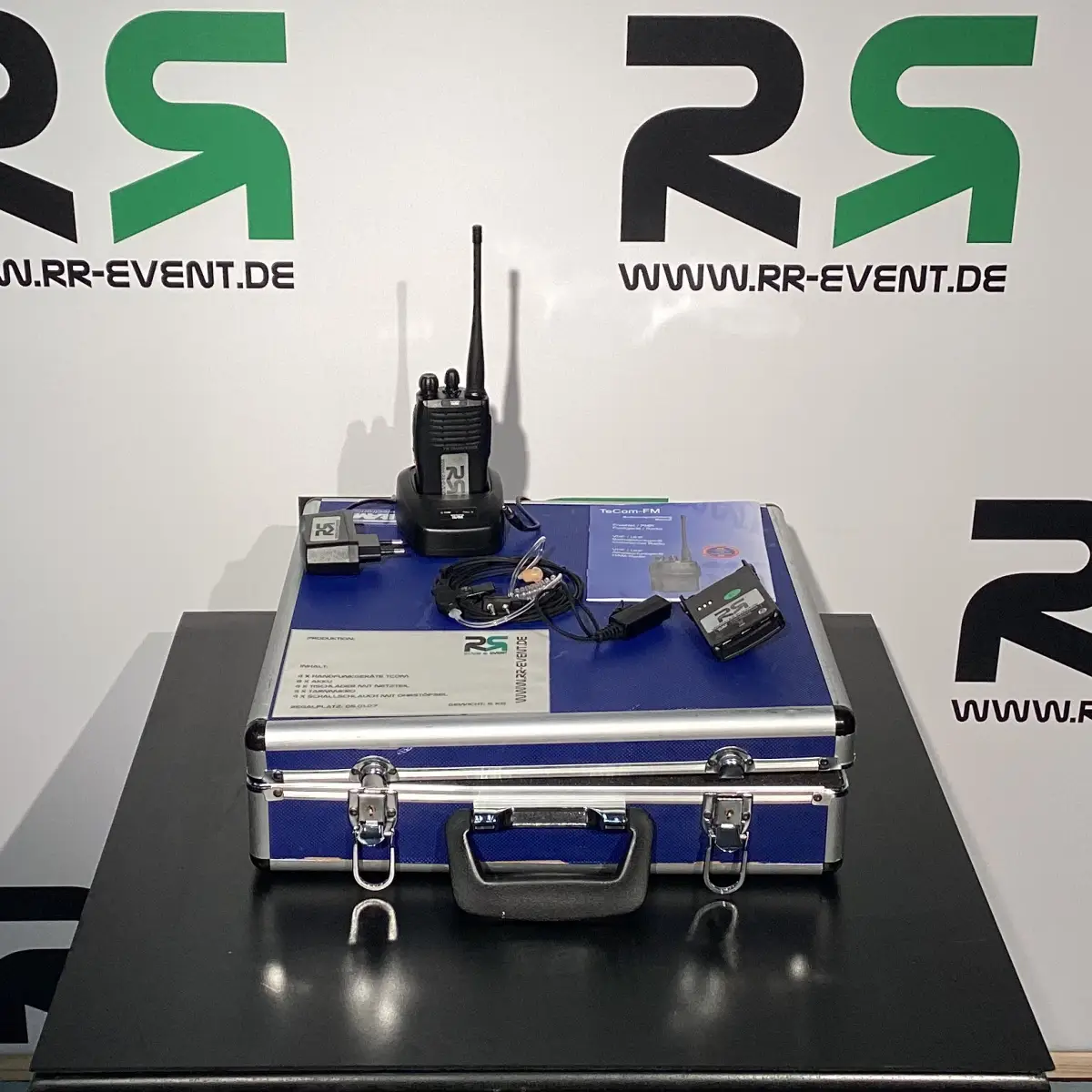 Das Sprechfunkgerät aus Hamburg kann ab sofort gebucht werden – der perfekte Kommunikationspartner für Ihre nächste Veranstaltung, zuverlässig und komplett inklusive Headset und Zubehör.