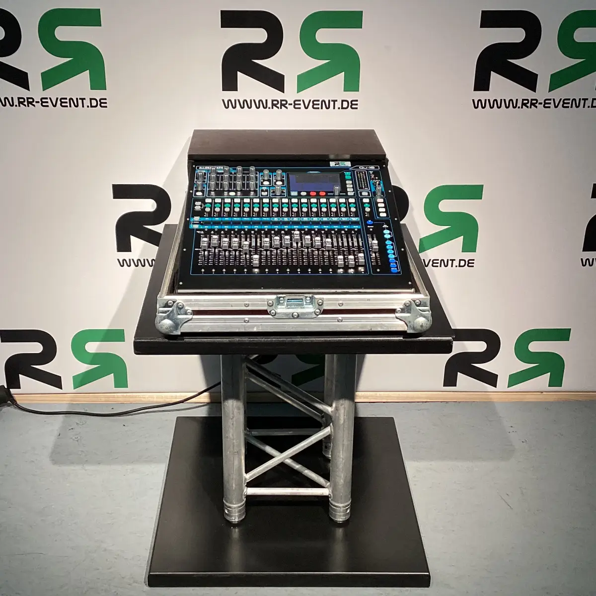 Tonkonsole in Bremen: Diese professionelle digitale Audiokonsole mit vielseitigen Bedienelementen und übersichtlichem Display steht für die nächste Veranstaltung zur Buchung bereit und sorgt für perfekten Sound.
