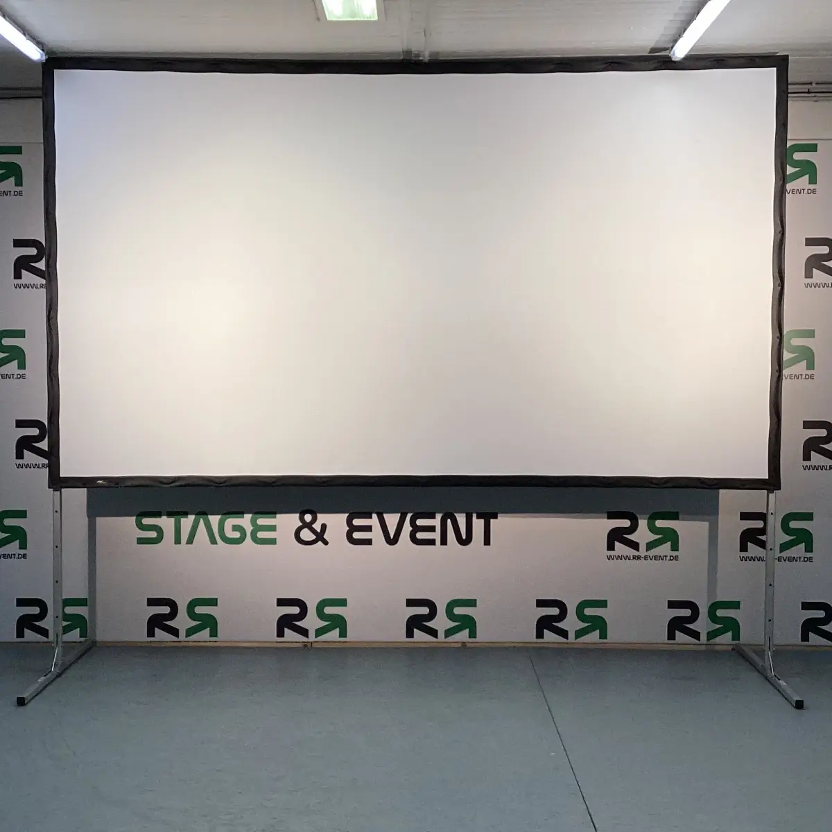 Videoleinwand in Oldenburg mieten: Ideal geeignet, um Ihre Veranstaltung mit professioneller Projektionstechnik und einem auffälligen Bühnenhintergrund optimal in Szene zu setzen.
